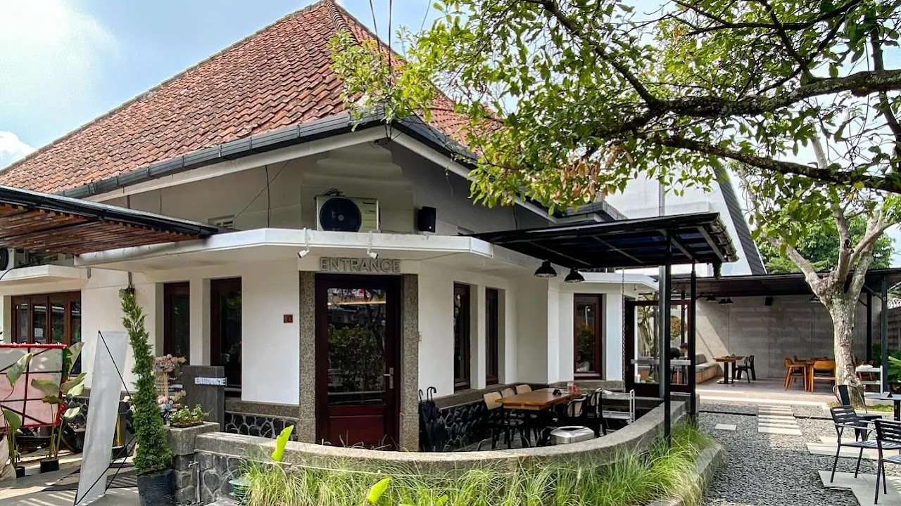 Bangunan dan area duduk luar Paragraph Coffee & Eatery
